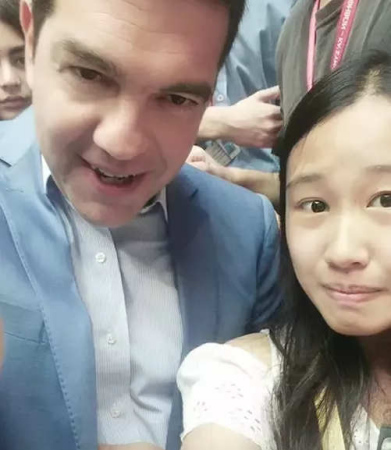 高嫣与希腊总理的自拍照。(希腊《中希时报》) 高嫣与希腊总理的自拍照。(希腊《中希时报》)