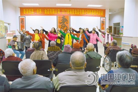 市老干部大学学员用歌舞为瑞健颐养院的老年人送去快乐。