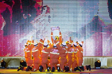图为饶平迎春文艺晚会上的歌伴舞表演。余秋松 摄 图为饶平迎春文艺晚会上的歌伴舞表演。余秋松 摄