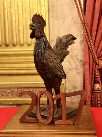 巴尔托洛内在招待会上向翟隽赠送了一尊由法国国民议会议长官邸首席糕点师艾托精心制作的巧克力雄鸡塑像。（法国《欧洲时报》/张新 摄）