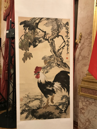 翟隽代表中国驻法使馆赠送了一幅《雄鸡唱晓》的国画作品。（法国《欧洲时报》/张新 摄）