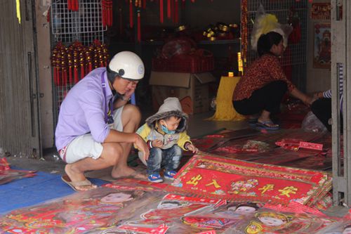 大人小孩一起挑选新年饰品。（柬埔寨星洲日报/周伟成）