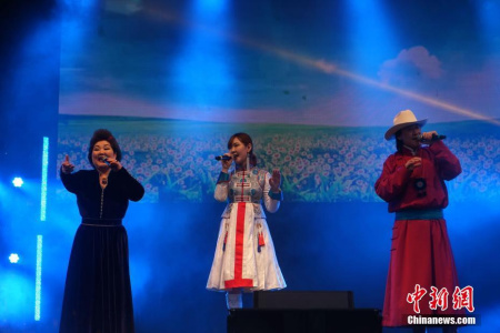“吉祥三宝”组合献上歌曲《春天来了》。 <a target='_blank' href='http://www.chinanews.com/'>中新社</a>记者 付强 摄 “吉祥三宝”组合献上歌曲《春天来了》。 <a target='_blank' href='http://www.chinanews.com/'>中新社</a>记者 付强 摄