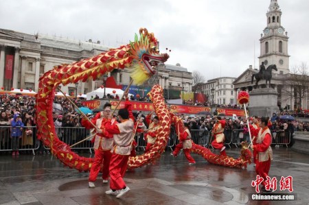 1月29日，英国华侨华人在伦敦特拉法加广场举办盛大的春节庆典，庆祝中国农历鸡年春节。 <a target='_blank' href='http://www.chinanews.com/'>中新社</a>记者 周兆军 摄