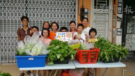 该校的有机蔬菜在邻近社区摆摊售卖，获得社区民众的热烈支持。（马来西亚《星洲日报》）