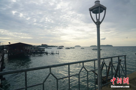 图为快艇出发的丹绒亚路码头。 <a target='_blank' href='http://www.chinanews.com/'>中新社</a>记者 赵胜玉 摄 图为快艇出发的丹绒亚路码头。 <a target='_blank' href='http://www.chinanews.com/'>中新社</a>记者 赵胜玉 摄