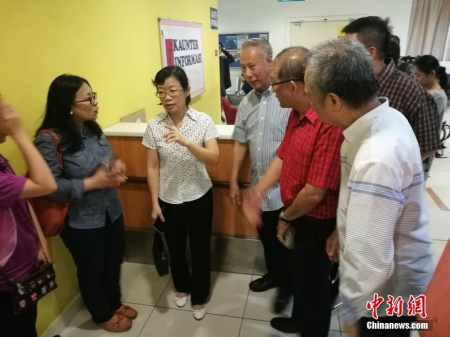 1月30日,中国驻沙巴总领事陈佩洁前往伊丽莎白女皇医院看望获救的中国游客。<a target='_blank' href='http://www.chinanews.com/'>中新社</a>记者 赵胜玉 摄 1月30日,中国驻沙巴总领事陈佩洁前往伊丽莎白女皇医院看望获救的中国游客。<a target='_blank' href='http://www.chinanews.com/'>中新社</a>记者 赵胜玉 摄