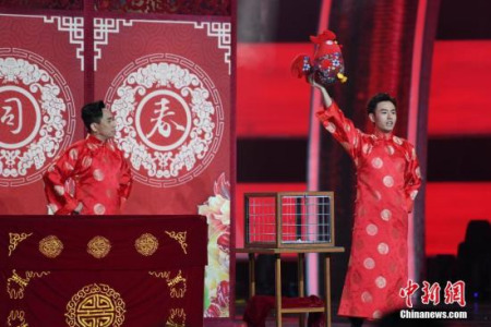白凯南与邓男子(图右)表演魔术相声。<a target='_blank' href='http://www.chinanews.com/'>中新社</a>记者 杨华峰 摄 白凯南与邓男子(图右)表演魔术相声。<a target='_blank' href='http://www.chinanews.com/'>中新社</a>记者 杨华峰 摄