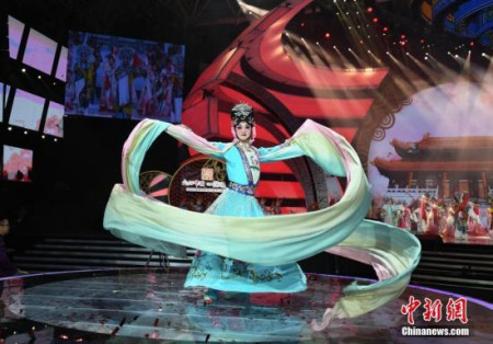 诸多明星登台献艺,向全球华侨华人送上精彩演出和新春祝福。<a target='_blank' href='http://www.chinanews.com/'>中新社</a>记者 杨华峰 摄 诸多明星登台献艺,向全球华侨华人送上精彩演出和新春祝福。<a target='_blank' href='http://www.chinanews.com/'>中新社</a>记者 杨华峰 摄