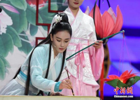 张馨予现场作画。<a target='_blank' href='http://www.chinanews.com/'>中新社</a>记者 杨华峰 摄 张馨予现场作画。<a target='_blank' href='http://www.chinanews.com/'>中新社</a>记者 杨华峰 摄
