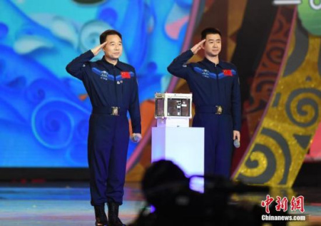 航天英雄景海鹏(图左)与陈冬亮相晚会现场。<a target='_blank' href='http://www.chinanews.com/'>中新社</a>记者 杨华峰 摄 航天英雄景海鹏(图左)与陈冬亮相晚会现场。<a target='_blank' href='http://www.chinanews.com/'>中新社</a>记者 杨华峰 摄