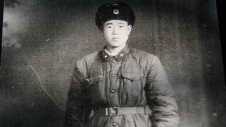 1960年,王琪修读完测量之后入伍,为中国解放军修路。 1960年,王琪修读完测量之后入伍,为中国解放军修路。