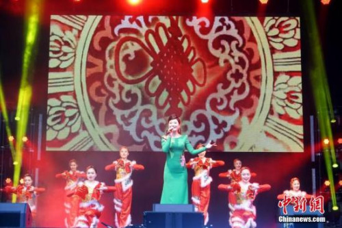 图为青年演员王园园演唱歌曲《美丽的日子》。<a target='_blank' href='http://www.chinanews.com/'>中新社</a>记者 付强 摄