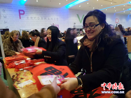 演出剧场门口,观众们争相领取来自中国的新年礼物 演出剧场门口,观众们争相领取来自中国的新年礼物