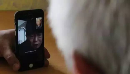 王琪的哥哥出现在手机屏幕中 王琪的哥哥出现在手机屏幕中