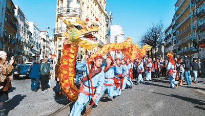 海外华侨华人共度新春 春节元素融入当地文化