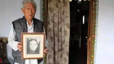 王琪和母亲的遗照合影 王琪和母亲的遗照合影