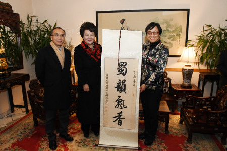 裘援平向赵小凤赠送“蜀韵飘香”的题词。(法国《欧洲时报》/丁兆琨 摄) 裘援平向赵小凤赠送“蜀韵飘香”的题词。(法国《欧洲时报》/丁兆琨 摄)