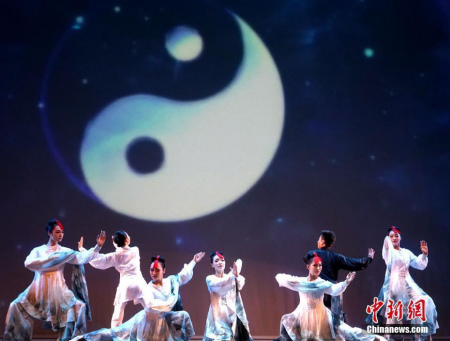 图为舞蹈《太极印象》。 <a target='_blank' href='http://www.chinanews.com/'>中新社</a>记者 付强 摄 图为舞蹈《太极印象》。 <a target='_blank' href='http://www.chinanews.com/'>中新社</a>记者 付强 摄