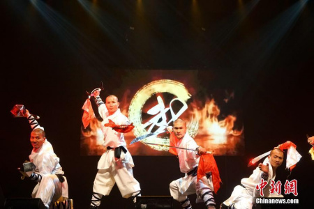 少林武僧表演《少林雄风——十八般兵器》。 <a target='_blank' href='http://www.chinanews.com/'>中新社</a>记者 付强 摄 少林武僧表演《少林雄风——十八般兵器》。 <a target='_blank' href='http://www.chinanews.com/'>中新社</a>记者 付强 摄