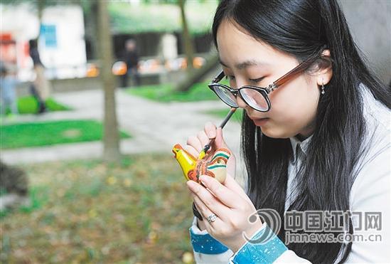 一市民正学习制作“泥鸡”。 一市民正学习制作“泥鸡”。