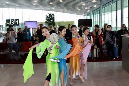 法航精心准备了庆祝中国鸡年的春节活动，专门在登机口为旅客们安排了中国传统舞蹈表演。（法国《欧洲时报》/张新 摄）