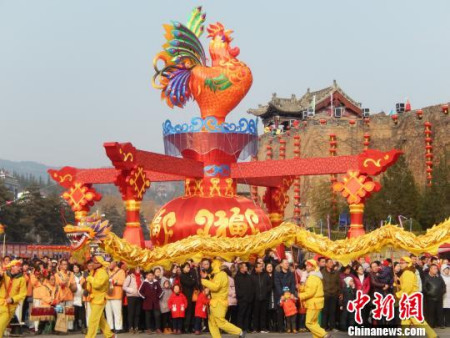 春节期间，皇城相府景区为游客进行民俗文化表演。　成鹏　摄