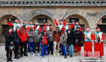 春节期间,莎拉巴特曼市表演艺术团在皇城相府景区内进行主题为“南非友城友人‘行走体验中国年’”文艺交流活动,体验中国传统文化。 成鹏 摄 春节期间,莎拉巴特曼市表演艺术团在皇城相府景区内进行主题为“南非友城友人‘行走体验中国年’”文艺交流活动,体验中国传统文化。 成鹏 摄