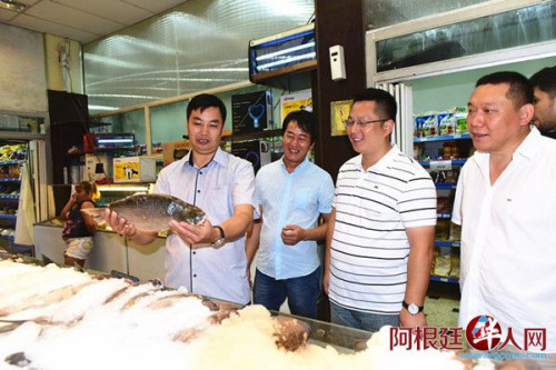 陈志军领事在金海湾超市进行走访。(阿根廷华人网/柳军 摄) 陈志军领事在金海湾超市进行走访。(阿根廷华人网/柳军 摄)