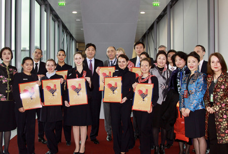 法航在戴高乐机场2E航站楼举办庆祝中国春节的活动,中国驻法大使翟隽、经商处高元元公参和、法航-荷航总裁兼首席执行官雅纳亚克与参与此次活动的工作人员合影。(法国《欧洲时报》/张新 摄) 法航在戴高乐机场2E航站楼举办庆祝中国春节的活动,中国驻法大使翟隽、经商处高元元公参和、法航-荷航总裁兼首席执行官雅纳亚克与参与此次活动的工作人员合影。(法国《欧洲时报》/张新 摄)