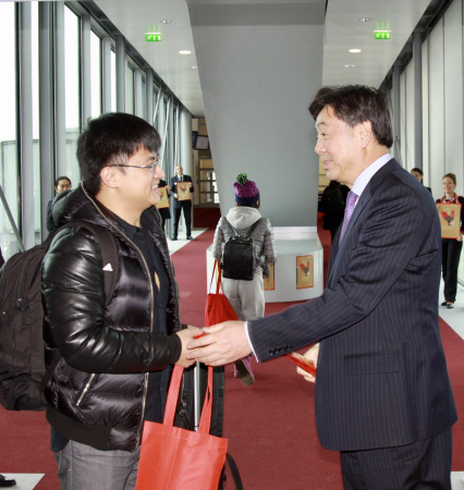 翟隽大使在戴高乐机场登机口为法航AF112航班的中国乘客赠送春节纪念品。（法国《欧洲时报》/张新 摄）