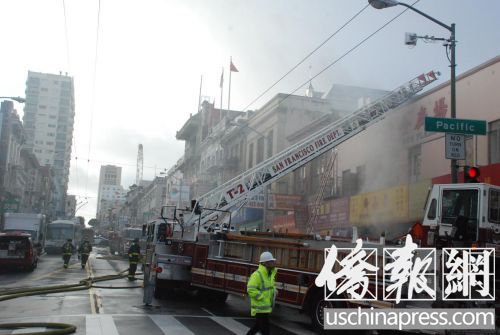 消防车在火灾现场进行灌救，可见烟雾仍从肇事现场内冒出。(美国《侨报》/吴卓明 摄)