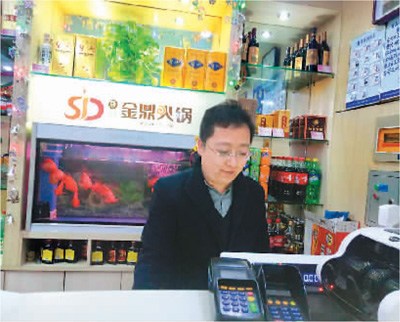 火锅店忙碌时,代超也会来店里帮忙。 火锅店忙碌时,代超也会来店里帮忙。
