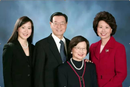 赵锡成、赵朱木兰夫妇与大女儿赵小兰(图右)和小女儿赵安吉(图左) 赵锡成、赵朱木兰夫妇与大女儿赵小兰(图右)和小女儿赵安吉(图左)