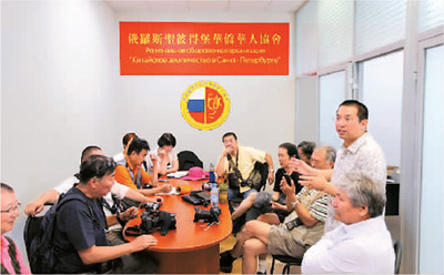 李晓旭(右二)在俄罗斯圣彼得堡华侨华人协会发起组织的跨欧亚自驾活动，主题是让世界认识中国。