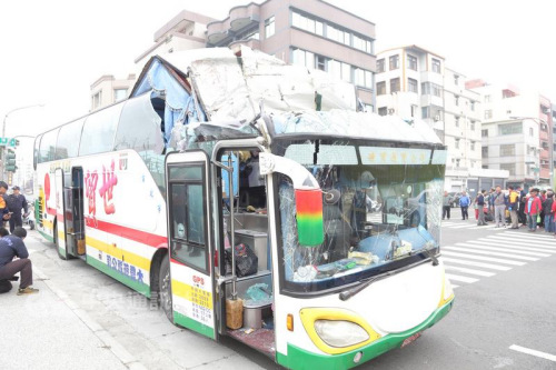 一辆满载陆客的游览车4日在高雄市河西路、兴隆 路口自撞铁路桥墩下涵洞，造成车上21名陆客轻重伤。台湾“中央社”记者程启峰高雄摄