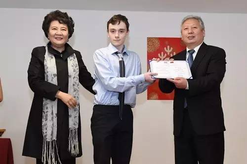 裘援平与段洁龙共同为获得“中国大使奖学金”的优秀学生颁发了证书。