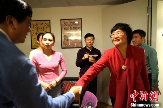 国务院侨办副主任王晓萍到后台看望演职人员。<a target='_blank' href='http://www.chinanews.com/'>中新社</a>记者 付强 摄 国务院侨办副主任王晓萍到后台看望演职人员。<a target='_blank' href='http://www.chinanews.com/'>中新社</a>记者 付强 摄