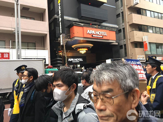 游行人群途经APA酒店。贾文婷摄 游行人群途经APA酒店。贾文婷摄