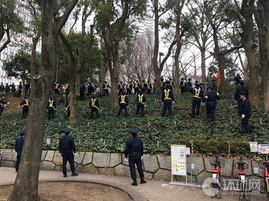 大批警力阻止右翼入场。贾文婷摄 大批警力阻止右翼入场。贾文婷摄