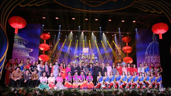 演出结束后,演职人员与裘援平、段洁龙等合影。 演出结束后,演职人员与裘援平、段洁龙等合影。