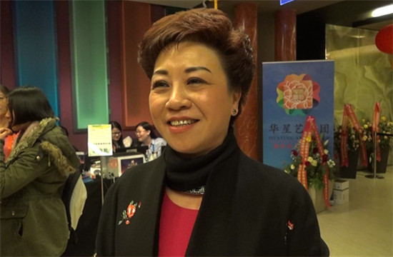 与这次晚会艺术家们同台演出的匈牙利华星艺术团团长施艳卫告诉记者,很高兴能与国内外艺术家们同台演出。 与这次晚会艺术家们同台演出的匈牙利华星艺术团团长施艳卫告诉记者,很高兴能与国内外艺术家们同台演出。
