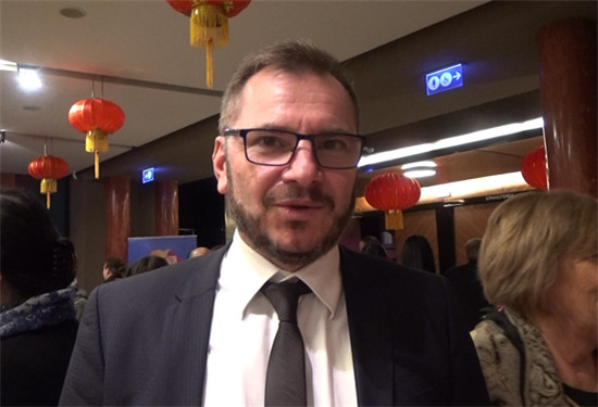 匈牙利市民欧拉尤斯先生告诉记者,今晚我跟家人一起来观看演出。我作为一名欧洲人,很喜欢中国的舞蹈和音乐。 匈牙利市民欧拉尤斯先生告诉记者,今晚我跟家人一起来观看演出。我作为一名欧洲人,很喜欢中国的舞蹈和音乐。