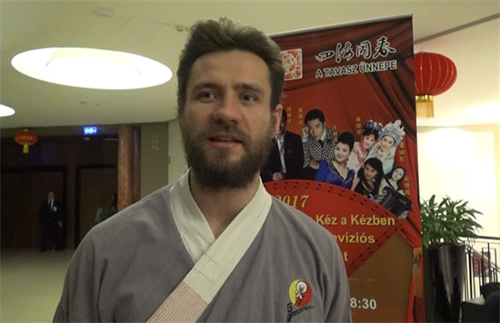 参加演出的匈牙利演员孔茗对记者说,自己很喜欢中国的哲学、文化和茶道。他也非常喜欢中国的太极拳,今晚的节目中就有他们团队的表演,他非常荣幸能参加这么盛大的演出。 参加演出的匈牙利演员孔茗对记者说,自己很喜欢中国的哲学、文化和茶道。他也非常喜欢中国的太极拳,今晚的节目中就有他们团队的表演,他非常荣幸能参加这么盛大的演出。