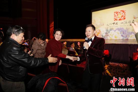 当地时间2月3日,歌唱家王宏伟走到台下在堪萨斯城华人华侨中国演唱。当晚,由中国国务院侨务办公室派出的“文化中国·四海同春”北美团,在美国堪萨斯城举行春节北美慰侨访演的首场表演,演出用中国民族歌舞为当地华侨华人送去新春佳节的祝福与问候。该团将在美国和加拿大的7个城市演出。<a target='_blank' href='http://www.chinanews.com/'>中新社</a>记者 廖攀 摄 当地时间2月3日,歌唱家王宏伟走到台下在堪萨斯城华人华侨中国演唱。当晚,由中国国务院侨务办公室派出的“文化中国·四海同春”北美团,在美国堪萨斯城举行春节北美慰侨访演的首场表演,演出用中国民族歌舞为当地华侨华人送去新春佳节的祝福与问候。该团将在美国和加拿大的7个城市演出。<a target='_blank' href='http://www.chinanews.com/'>中新社</a>记者 廖攀 摄