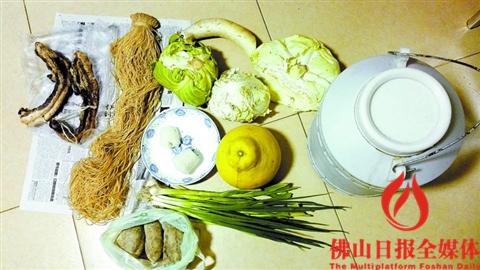 从梅州丰顺县返回佛山的陈女士带回了“奶奶牌”腊肉、咸菜等食品。 /图片均由受访者提供 从梅州丰顺县返回佛山的陈女士带回了“奶奶牌”腊肉、咸菜等食品。 /图片均由受访者提供