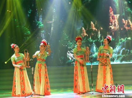 中国演员表演印尼器乐舞蹈。　林永传 摄