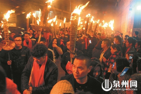 昨(2月5日)晚,晋江永和镇山前村2000多名村民高举火把绕村巡游,共同欢度这个已延续300多年的“火把节”。 (黄祖祥 摄) 昨(2月5日)晚,晋江永和镇山前村2000多名村民高举火把绕村巡游,共同欢度这个已延续300多年的“火把节”。 (黄祖祥 摄)