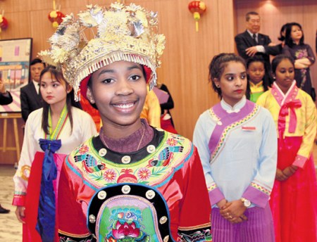 身着中国少数民族服装的中文学校学生们载歌载舞。（法国《欧洲时报》/张新 摄）