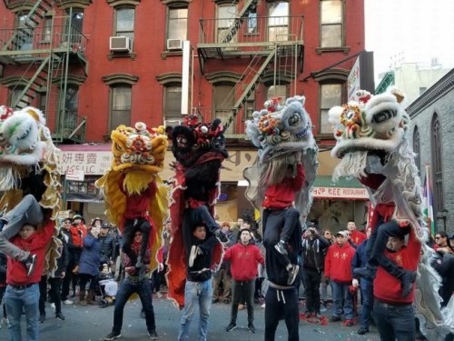 华埠舞狮日，数十醒狮闹新春。(美国《世界日报》/陈家龄提供)
